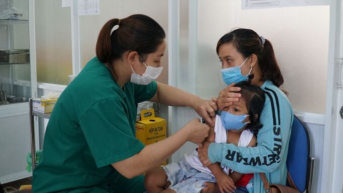 Tiêm vắc xin viêm não Nhật Bản là biện pháp phòng bệnh đơn giản, hữu hiệu cho trẻ (ảnh: Quang Nhật)