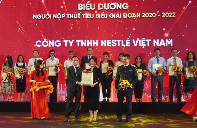 Nestlé Việt Nam vinh dự nhận được bằng khen là một trong các doanh nghiệp nộp thuế thu nhập lớn nhất Việt Nam năm 2022