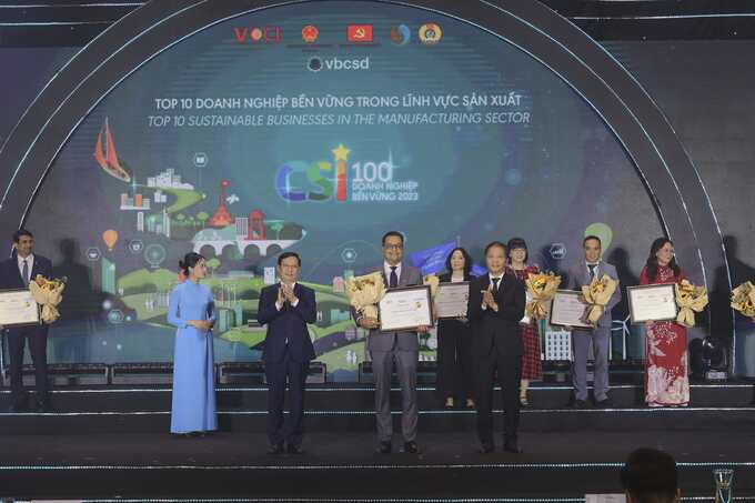 Ông Binu Jacob - Tổng Giám đốc Nestlé Việt Nam nhận chứng nhận doanh nghiệp bền vững nhất Việt Nam trong lĩnh vực sản xuất