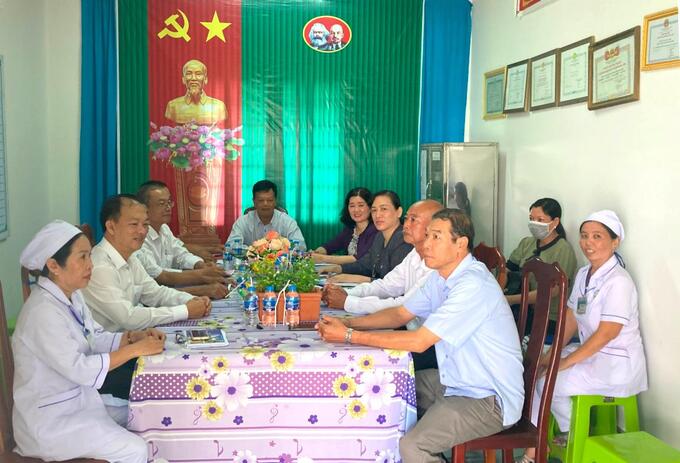 Đoàn kiểm tra, giám sát loại trừ bệnh phong làm việc tại Trạm Y tế xã Tân Long, huyện Mang Thít