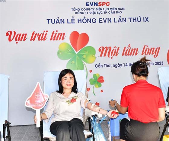 Bà Nguyễn Ngọc Việt Nga - Phó Giám đốc Sở Y TP. Cần Thơ tế đã đến dự và tham gia hiến máu