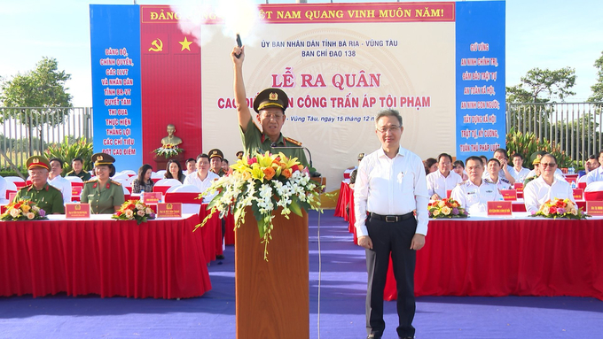 Đại tá Bùi Văn Thảo - Giám đốc Công an tỉnh Bà Rịa - Vũng Tàu nổ phát súng phát lệnh ra quân