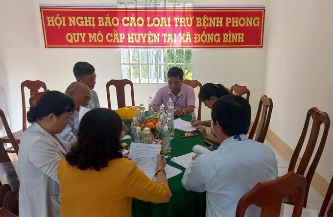 Đoàn kiểm tra, giám sát loại trừ bệnh phong làm việc tại Trạm Y tế xã Đông Bình, thị xã Bình Minh