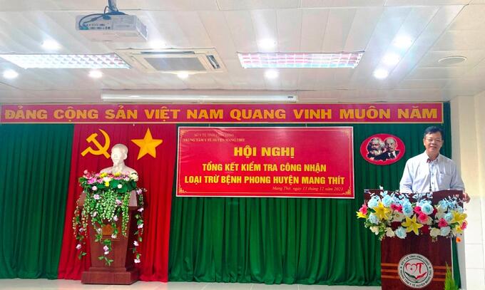 Ông Trần Văn Tiền - Phó Giám đốc Sở Y tế, Chủ tịch Hội đồng kiểm tra, công nhận loại trừ bệnh phong quy mô cấp huyện tỉnh Vĩnh Long phát biểu tại buổi tổng kết kiểm tra loại trừ bệnh phong trên địa bàn huyện Mang Thít