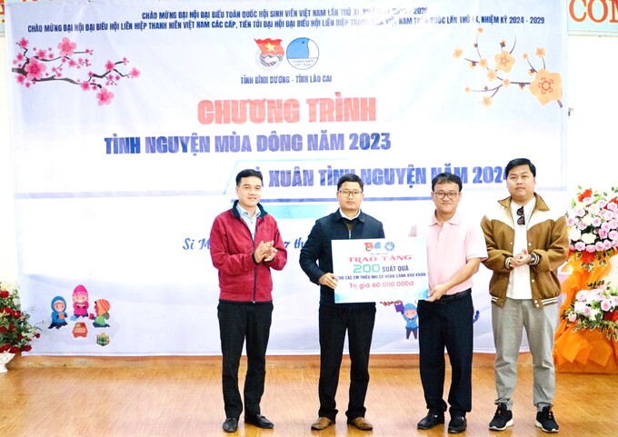 NCS.BS.CK II Huỳnh Minh Chín - Phó Giám đốc Sở Y tế, Chủ tịch Hội Thầy thuốc trẻ tỉnh Bình Dương đại diện đoàn trao 200 suất quà