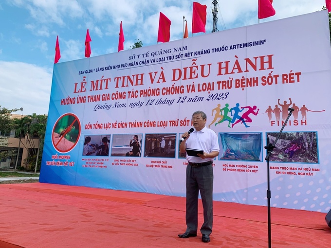 TS.BS Trần Văn Kiệm - Giám đốc trung tâm kiểm soát bệnh tật Quảng Nam, Phó ban quản lý dự án “Sáng kiến khu vực ngăn chặn và loại trừ sốt rét kháng thuốc Artemisinin” phát biểu tại buổi lễ mít tinh