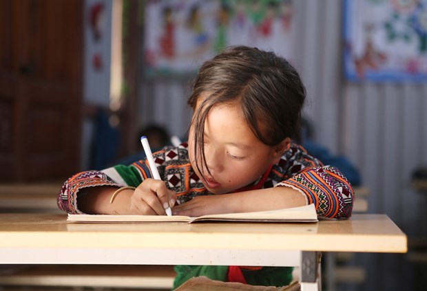 Học sinh Trường liên cấp Tiểu học và Trung học cơ sở Tung Qua Lìn, huyện Phong Thổ Lai Châu trong giờ nghe, viết môn tiếng Việt (Ảnh: Quý Trung/TTXVN)