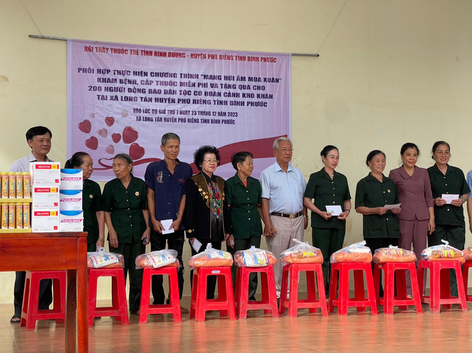HTTTBD và UBND huyện Phú Riềng trao quà cho người dân có hoàn cảnh khó khăn