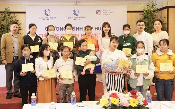 Quỹ Bảo trợ Trẻ em Việt Nam và bệnh viện Quốc tế Mỹ đã trao tặng 13 suất quà cho gia đình trẻ sinh non dưới 24 tháng tuổi có hoàn cảnh khó khăn (ảnh: Đình Thi)