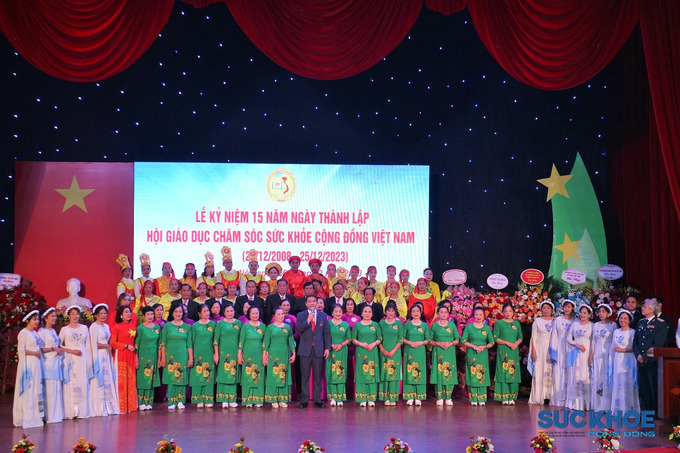 Ông Vũ Việt Anh, Phó Chủ tịch Hội GDCSSKCĐ Việt Nam gửi lời cảm ơn và chúc mừng đến đội văn nghệ