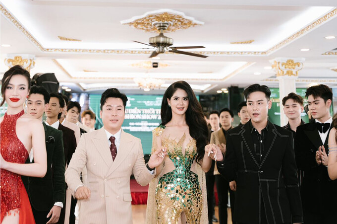 Nhà thiết kế vest Lê Minh Trí (trái) và nhà thiết kế trang phục dạ hội Khang Trịnh (phải) cùng các người mẫu biểu diễn Fashion Show 2023 
