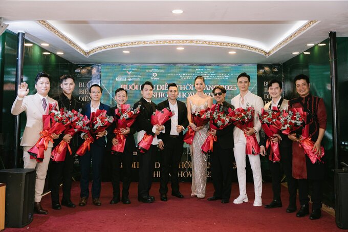 Nhà báo Vũ Ngọc Thành - Trưởng BTC trao hoa cho quý nhà tài trợ, celeb, khách mời đặc biệt