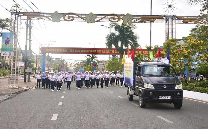 Các cán bộ, công chức, hội viên phụ nữ diễu hành trên đường phố lan tỏa thông điệp “Đã uống rượu, bia - không lái xe”