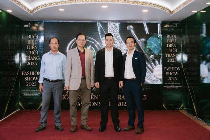 Nhà báo Vũ Ngọc Thành (vị trí thứ hai, từ bìa phải) - Trưởng BTC chụp ảnh cùng các khách mời đặc biệt
