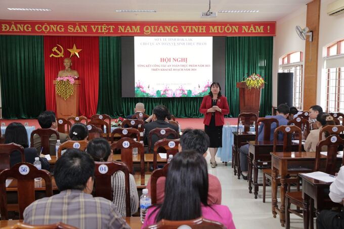 Đại diện Chi cục An toàn vệ sinh thực phẩm báo cáo kết quả thực hiện nhiệm vụ năm 2023 (ảnh: Đình Thi)