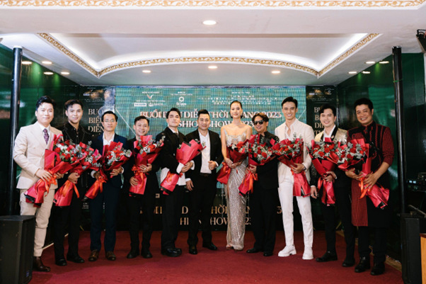 Nhà báo Vũ Ngọc Thành – Giám đốc Công ty TNHH Trung tâm giải pháp – Bảo trợ Truyền thông VN (vị trí thứ 6, từ bìa trái) tặng hoa cho NTT, celeb, nghệ sĩ