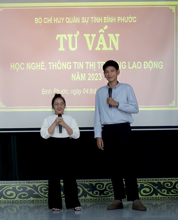 Cặp đôi TikToker, mét 9 mét 5 Trịnh Minh Hải và Võ Thị Bảo Ngọc “hớp hồn” các chiến sĩ trẻ với những câu chuyện thực tế