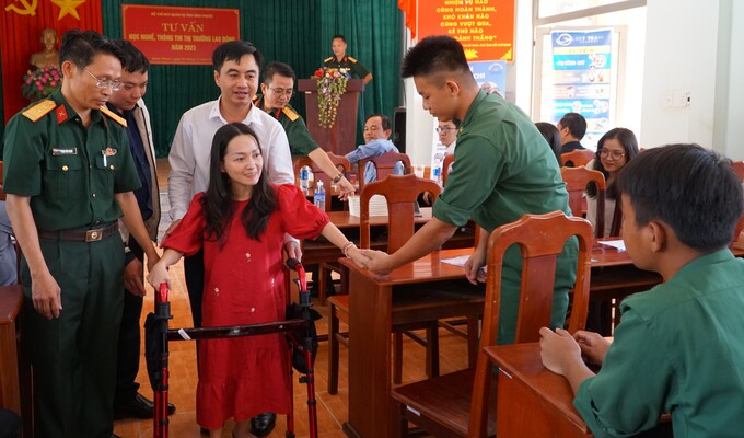 “Thiên thần 6 chân” Trần Trà My và anh Lưu Lập Đức - Giám đốc Công ty TNHH Agri Đức Tiến bắt tay và truyền lửa cho các chiến sĩ trẻ sắp xuất ngũ