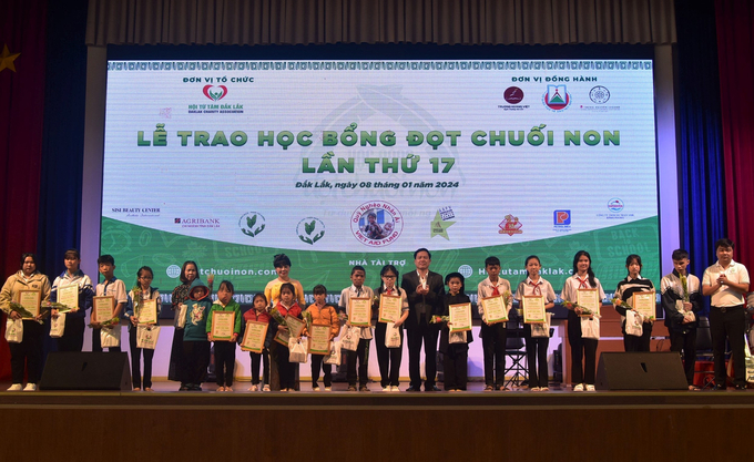 Trao tặng các suất học bổng cho học sinh