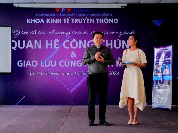 Tiến sĩ Kim Ngọc Anh, Hiệu trưởng VOV College chia sẻ tại buổi lễ
