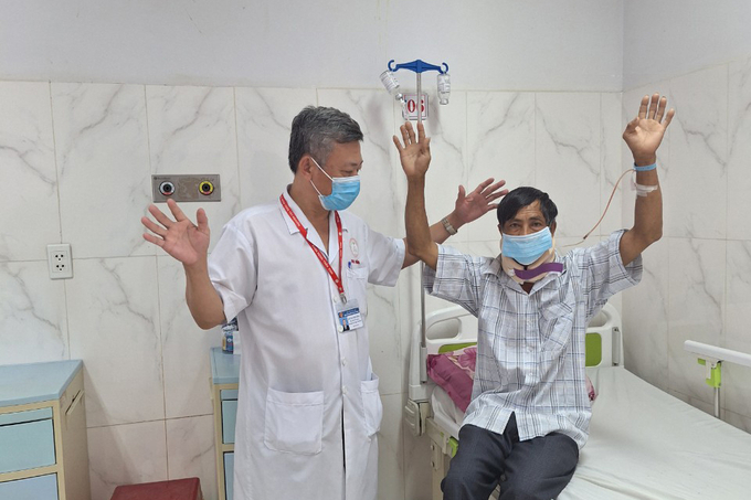 BS.CKII Huỳnh Như Đồng – Trưởng Khoa Ngoại thần kinh, Bệnh viện Đa khoa vùng Tây Nguyên kiểm tra sức khỏe bệnh nhân sau phẫu thuật (ảnh: Bảo Trọng)