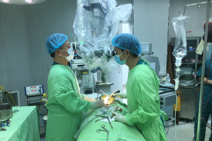 Các bác sĩ Khoa Ngoại thần kinh, Bệnh viện Đa khoa vùng Tây Nguyên thực hiện phẫu thuật cho bệnh nhân (ảnh: Bảo Trọng)