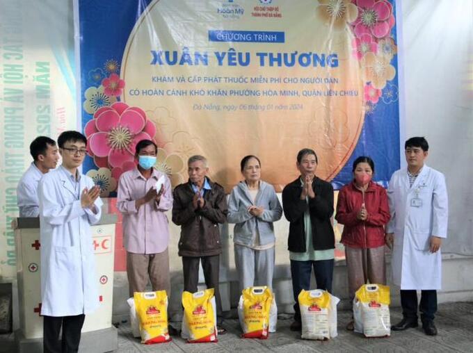 Bệnh viện Hoàn Mỹ Đà Nẵng trao tặng quà Tết đến các hộ dân có hoàn cảnh khó khăn