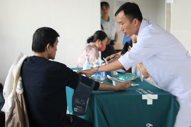 Bác sĩ của Bệnh viện Hoàn Mỹ Đà Nẵng khám bệnh cho người dân