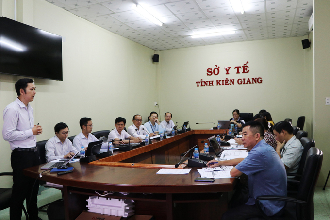 Đại diện Trung tâm Công nghệ thông tin VNPT Kiên Giang hướng dẫn học viên cách tạo lập và quản lý hồ sơ sức khỏe điện tử