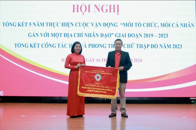 Trao tặng cờ thi đua của BCH Trung ương Hội Chữ thập đỏ Việt Nam cho đơn vị xuất sắc tiêu biểu dẫn đầu công tác hội 