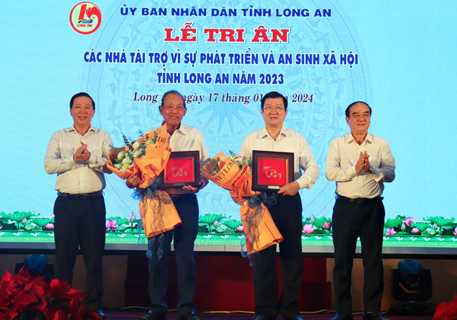 Lãnh đạo tỉnh tặng hoa và quà cảm ơn tình cảm của nguyên Chủ tịch nước – Trương Tấn Sang và nguyên Phó Thủ tướng Thường trực Chính phủ - Trương Hòa Bình