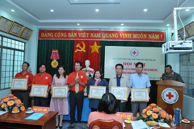 Ông Dương Đình Diện - Chủ tịch Hội CTĐ tỉnh Gia Lai trao tặng giấy khen cho các tập thể và cá nhân tại hội nghị