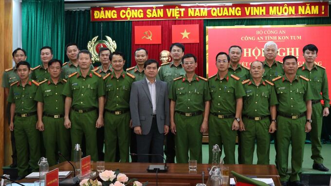 Phó Chủ tịch UBND tỉnh chụp hình lưu niệm với lực lượng Công an tỉnh