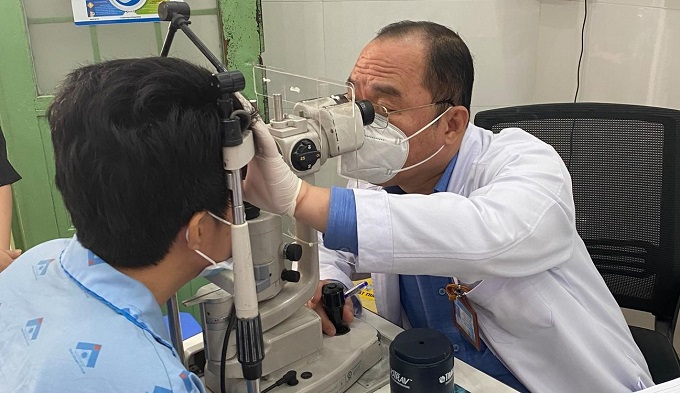 TS. BS Nguyễn Thanh Nam thăm khám cho bệnh nhân sau điều trị chấn thương mắt