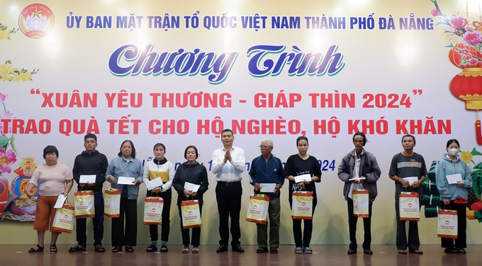 Phó Chủ tịch Thường trực UBND thành phố Hồ Kỳ Minh trao quà cho 35 hộ đặc biệt nghèo của các quận, huyện