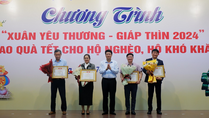 Chủ tịch Ủy ban MTTQ Việt Nam thành phố Ngô Xuân Thắng tặng bằng khen cho 4 đơn vị đã đóng góp tích cực vào quỹ 