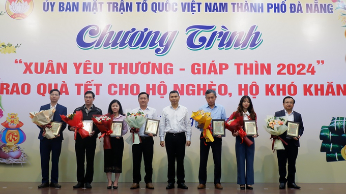 Phó Chủ tịch Thường trực UBND thành phố Hồ Kỳ Minh tặng Biểu trưng ghi nhận tấm lòng vàng cho 8 đơn vị ủng hộ quỹ 