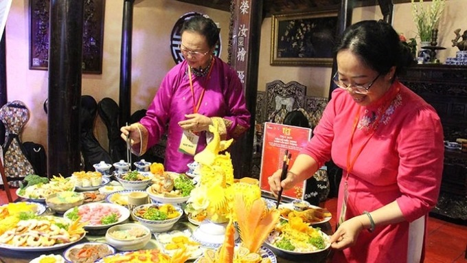 Các nghệ nhân ẩm thực trình bày mâm cỗ Tết Việt