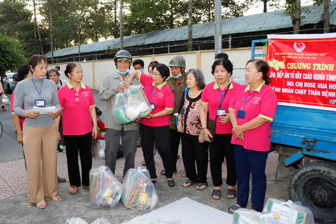 Trao quà Tết cho bệnh nhân chạy thận