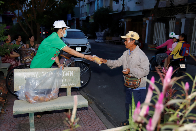 Trao suất ăn sáng cho người dân có hoàn cảnh khó khăn