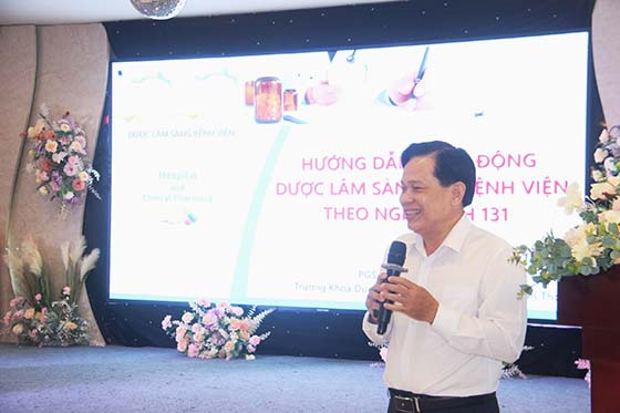 Ông Phạm Thành Suôl - Trưởng khoa Dược, Trường Đại học Y Dược Cần Thơ trình bày tại hội nghị