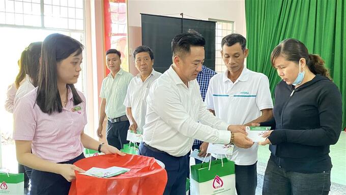 Phó Tổng Giám đốc Ngân hàng Chính sách xã hội Việt Nam Huỳnh Văn Thuận tặng quà tết cho các hộ nghèo, hộ cận nghèo và gia đình chính sách