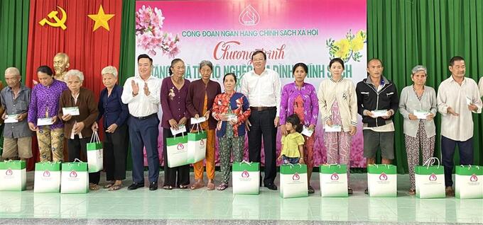 Ông Huỳnh Văn Thuận và ông Lê Văn Hẳn tặng quà tết cho các hộ nghèo, hộ cận nghèo và gia đình chính sách