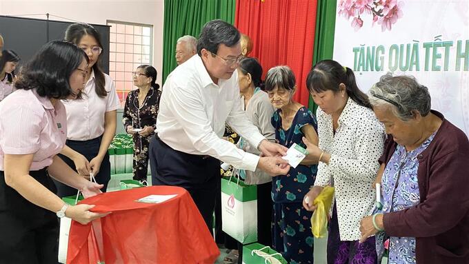 Chủ tịch UBND tỉnh Lê Văn Hẳn tặng quà tết cho các hộ nghèo, hộ cận nghèo và gia đình chính sách