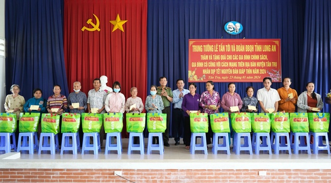 Đoàn trao quà tại huyện Tân Trụ
