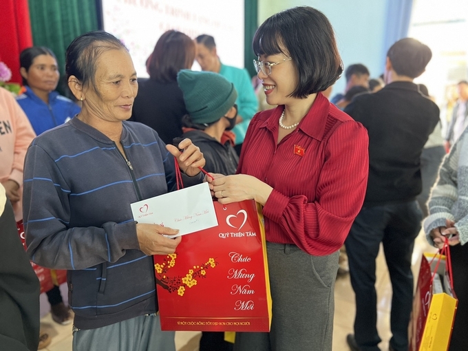 Bà Nguyễn Thị Mai Phương - Phó Chủ nhiệm Ủy ban Pháp luật của Quốc hội tặng quà cho hộ nghèo xã Kon Thụp, huyện Mang Yang (ảnh: Đinh Yến)
