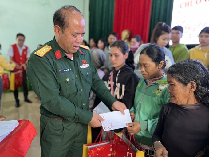 Đại tá Đinh Văn Thê - Phó Chỉ huy trưởng Bộ Chỉ huy Quân sự tỉnh Gia Lai tặng quà cho hộ nghèo xã Ayun, huyện Mang Yang (ảnh: Đinh Yến)