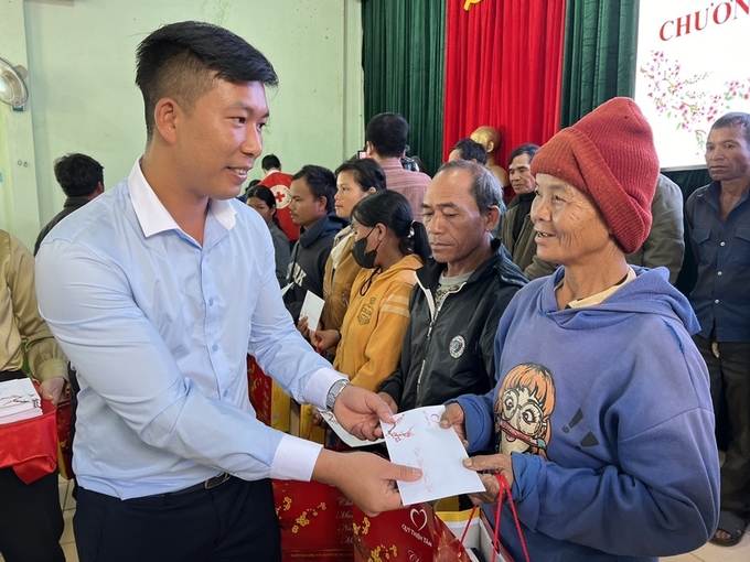 Ông Nguyễn Tấn Thành - Đại diện Quỹ Thiện Tâm tặng quà cho hộ nghèo xã Kon Thụp, huyện Mang Yang (ảnh: Đinh Yến)