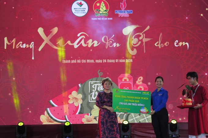 Đại diện Hội đồng đội TP nhận bảng biểu trưng từ bà Trần Thị Phương Thảo - Phó Tổng Giám đốc PVFCCo