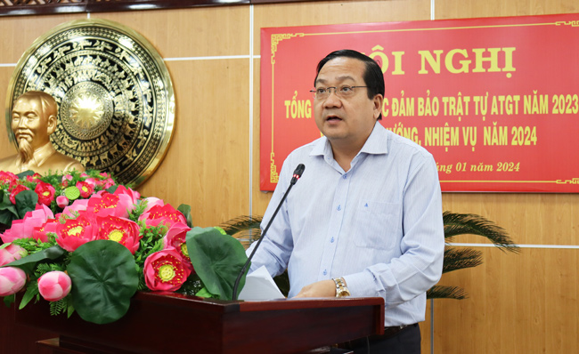 Ông Nguyễn Minh Lâm - Phó Chủ tịch UBND tỉnh, Phó Trưởng ban Thường trực Ban An toàn giao thông tỉnh phát biểu tại hội nghị